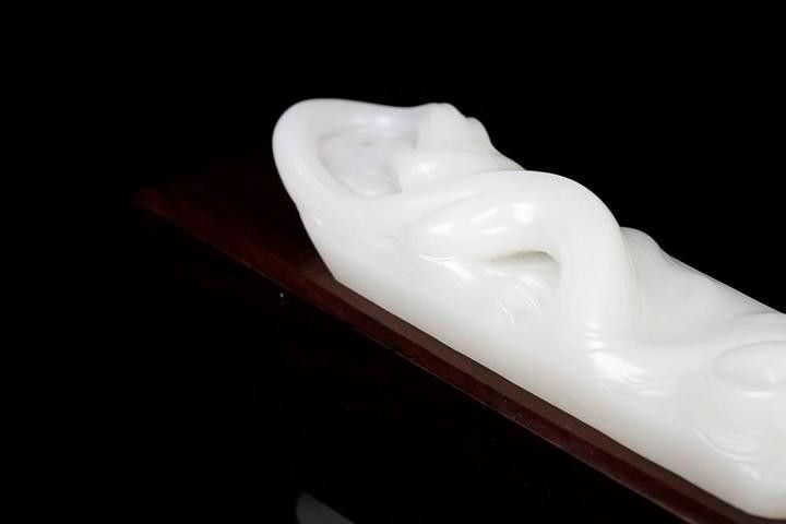 蘇州龜王張堯華的龍龜作品價格如何：蘇州龜王張堯華的龍龜作品價格因材質、克重、工藝及市場稀缺性差異顯著