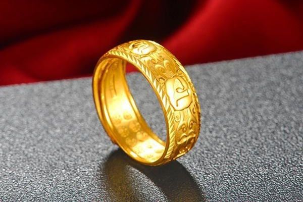 如何辨別老鳳祥金龍魚擺件的真偽：辨別老鳳祥金龍魚擺件的真偽