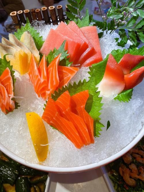 哪些食物有助于古典過背金龍魚發色：古典過背金龍魚怎么養