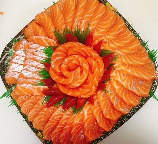哪些食物有助于古典過背金龍魚發色：古典過背金龍魚怎么養
