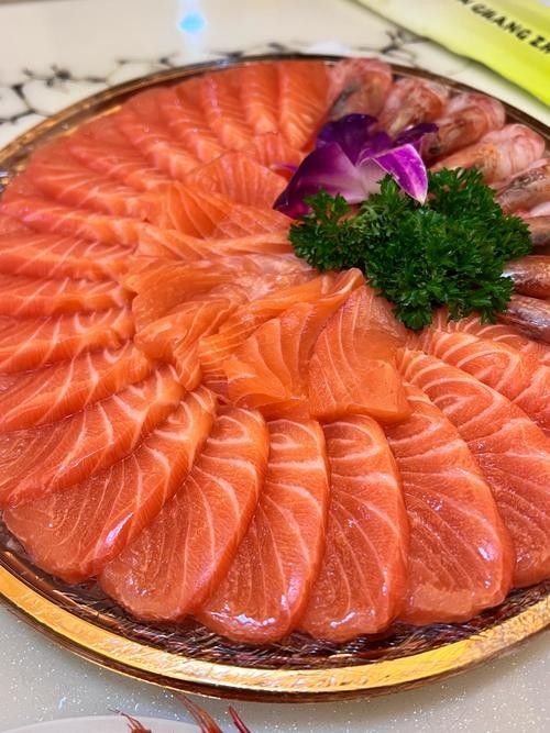 哪些食物有助于古典過背金龍魚發色：古典過背金龍魚怎么養