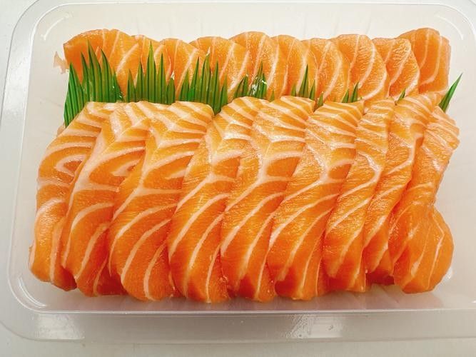 哪些食物有助于古典過背金龍魚發色：古典過背金龍魚怎么養