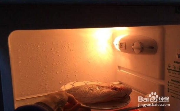龍魚冷凍后如何解凍？：鹽醋水涂抹法,將白醋與食鹽按比例混合混合（半碗水配2勺鹽）