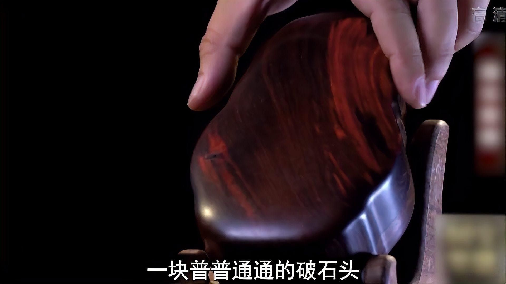 哪種背景更適合拍攝紅龍魚視頻：深色背景（如黑色、藍色或紅色）能顯著增強紅龍魚的發色表現