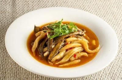 龍魚吃蜈蚣能增色嗎：養魚小藝龍魚吃蜈蚣的利與弊時空漫游龍魚吃蜈蚣的利與弊時空漫游