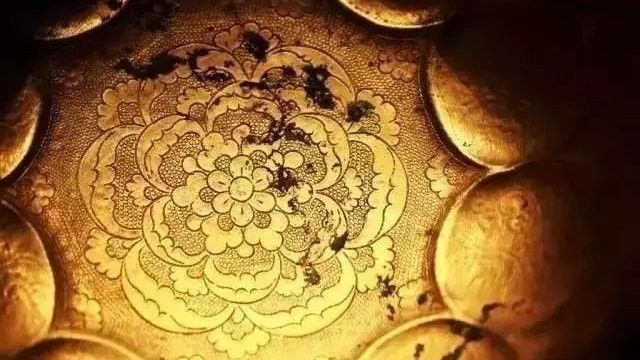 何家村窖藏的發(fā)現(xiàn)過(guò)程：何家村窖藏:大唐遺寶