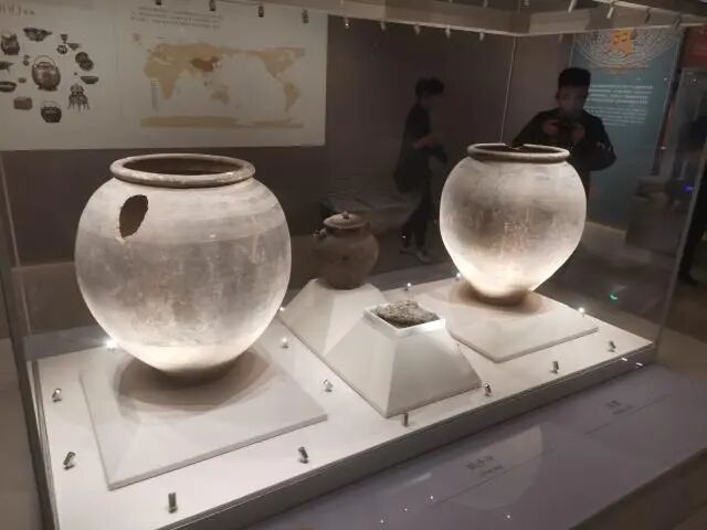 何家村窖藏的發(fā)現(xiàn)過(guò)程：何家村窖藏:大唐遺寶
