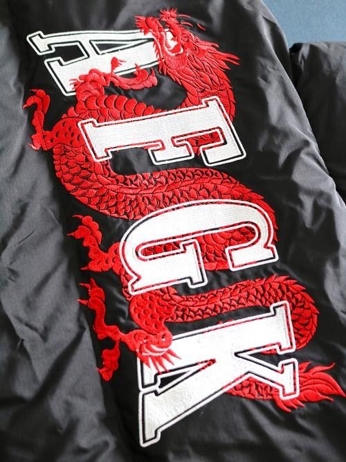 如何辨別紅龍服飾的真偽：怎么辨別紅龍服飾的真偽