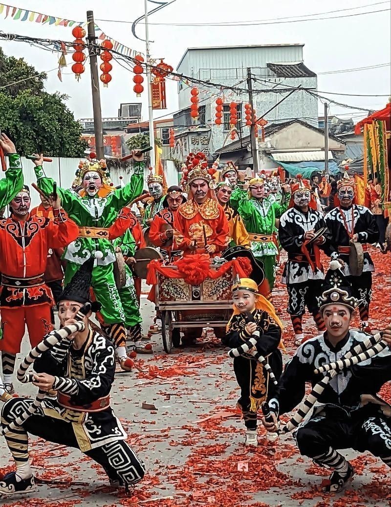 能提供幾張潮汕龍魚(yú)拜神圖片嗎：潮汕龍魚(yú)拜神