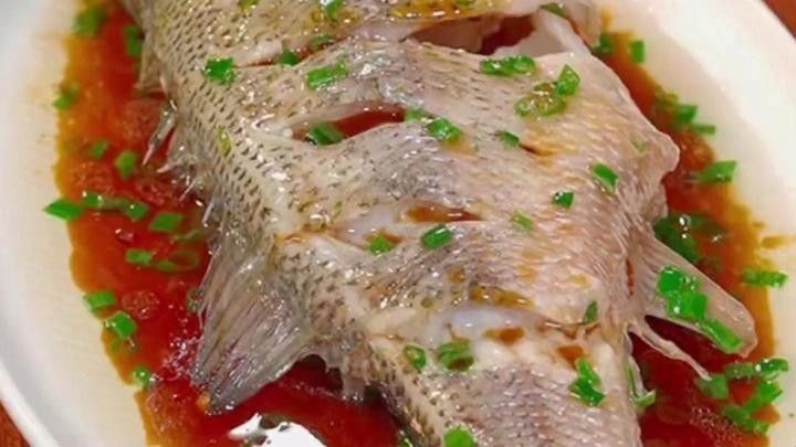 有哪些金龍魚的烹飪方法？：清蒸金龍魚是先潑油還是先淋汁，很多人做錯了，教你正確做法
