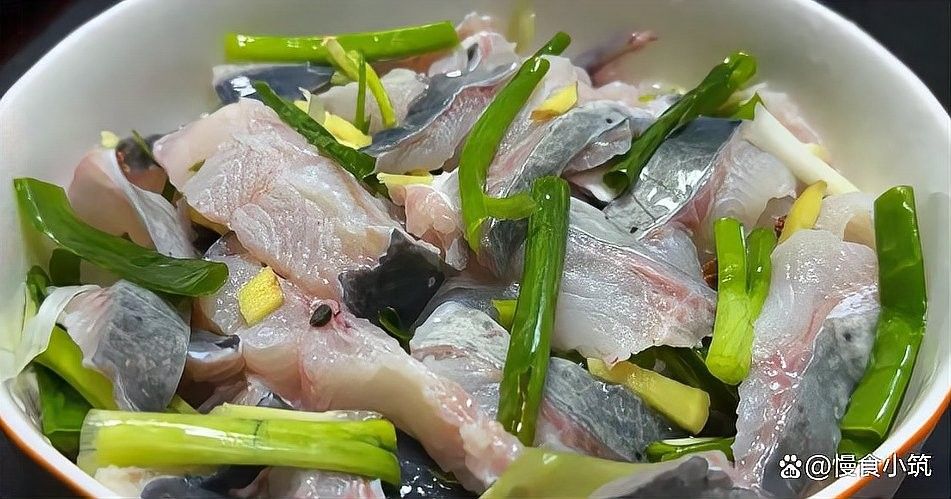 如何腌制小龍魚使其更入味？：無論腌什么魚，不要放鹽和料酒腌制，教你絕招