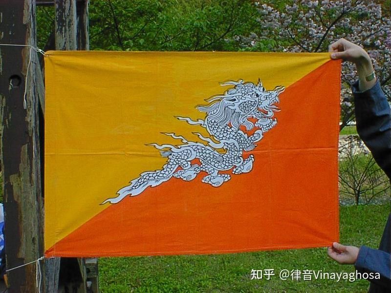 能提供一張不丹國旗的圖片嗎？：不丹國旗的設計與設計