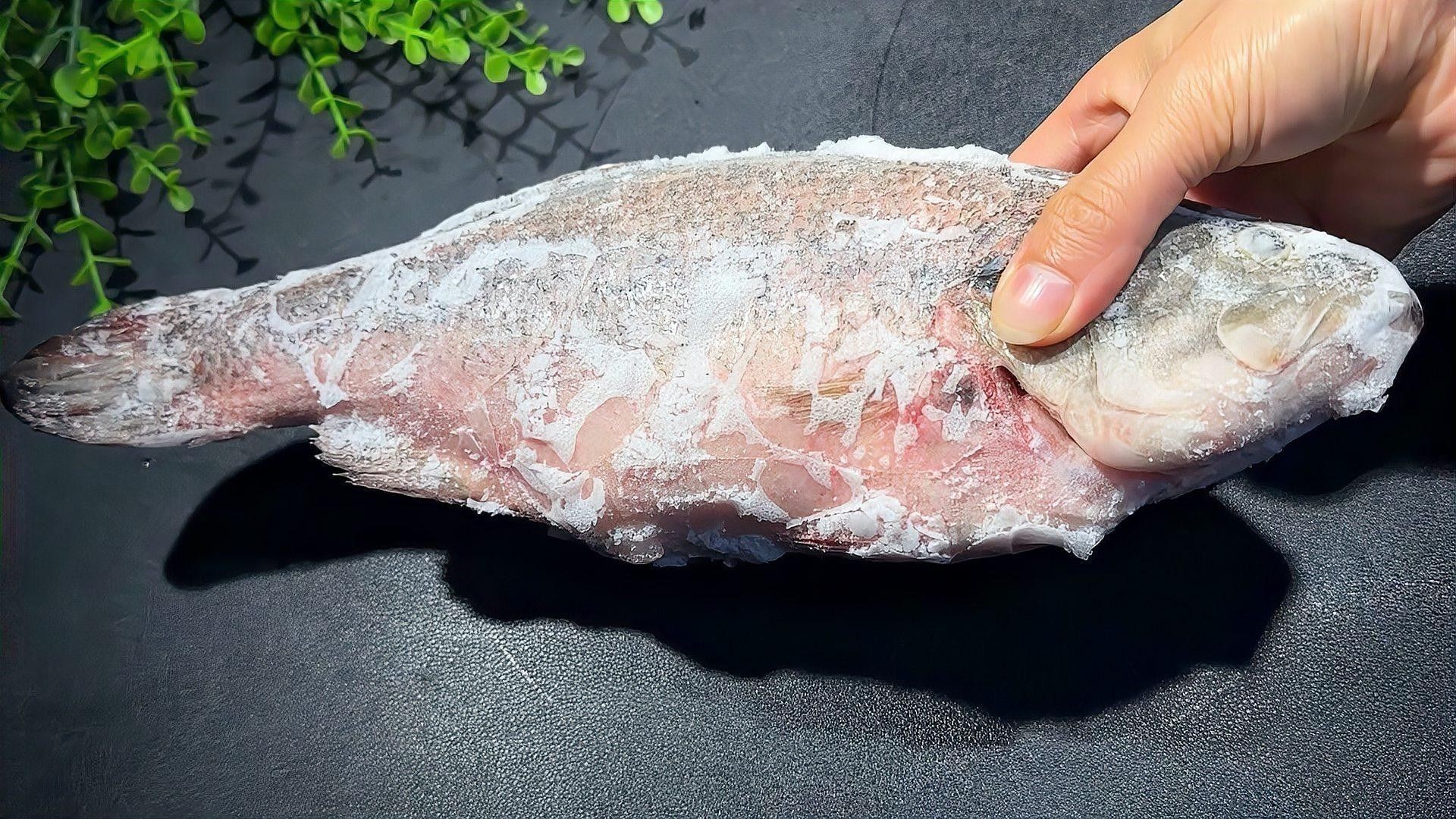 如何確保生魚肉的新鮮度（海邊老漁民教我一招，放一年依然跟新鮮活魚一樣小安安美食館）
