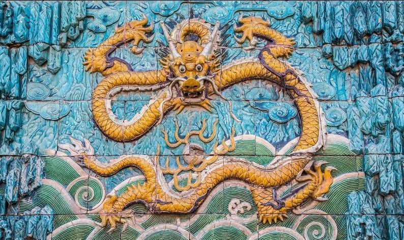 四角龍?jiān)谏虡?biāo)中如何應(yīng)用（關(guān)于四角龍?jiān)谏虡?biāo)設(shè)計(jì)中的應(yīng)用）