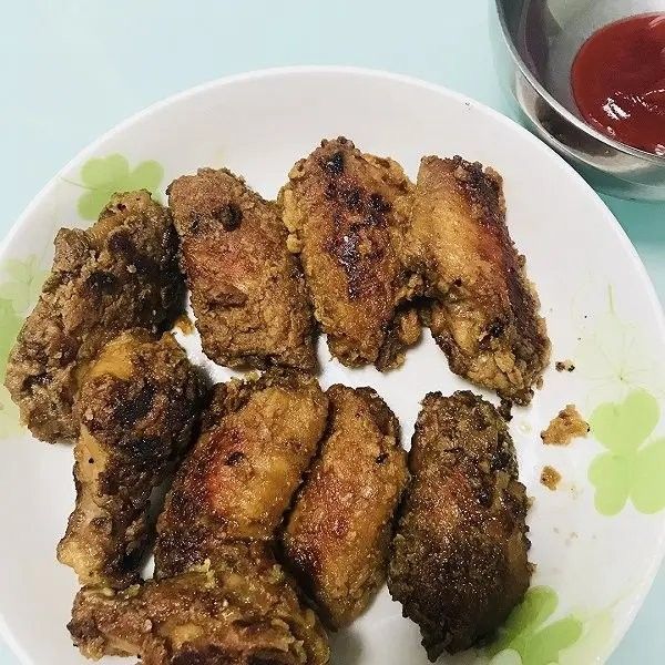 復炸時撒清水有什么作用？（為什么炸食物要炸兩遍真的會使外表更脆嗎）