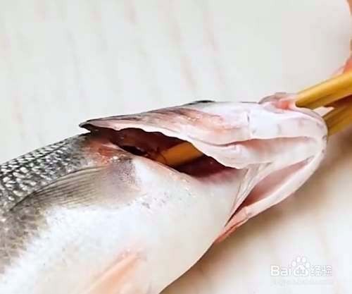金龍魚的內(nèi)臟如何處理？（金龍魚內(nèi)臟處理的詳細(xì)分析，魚販偷偷說:先做這步,腥味減半不苦）