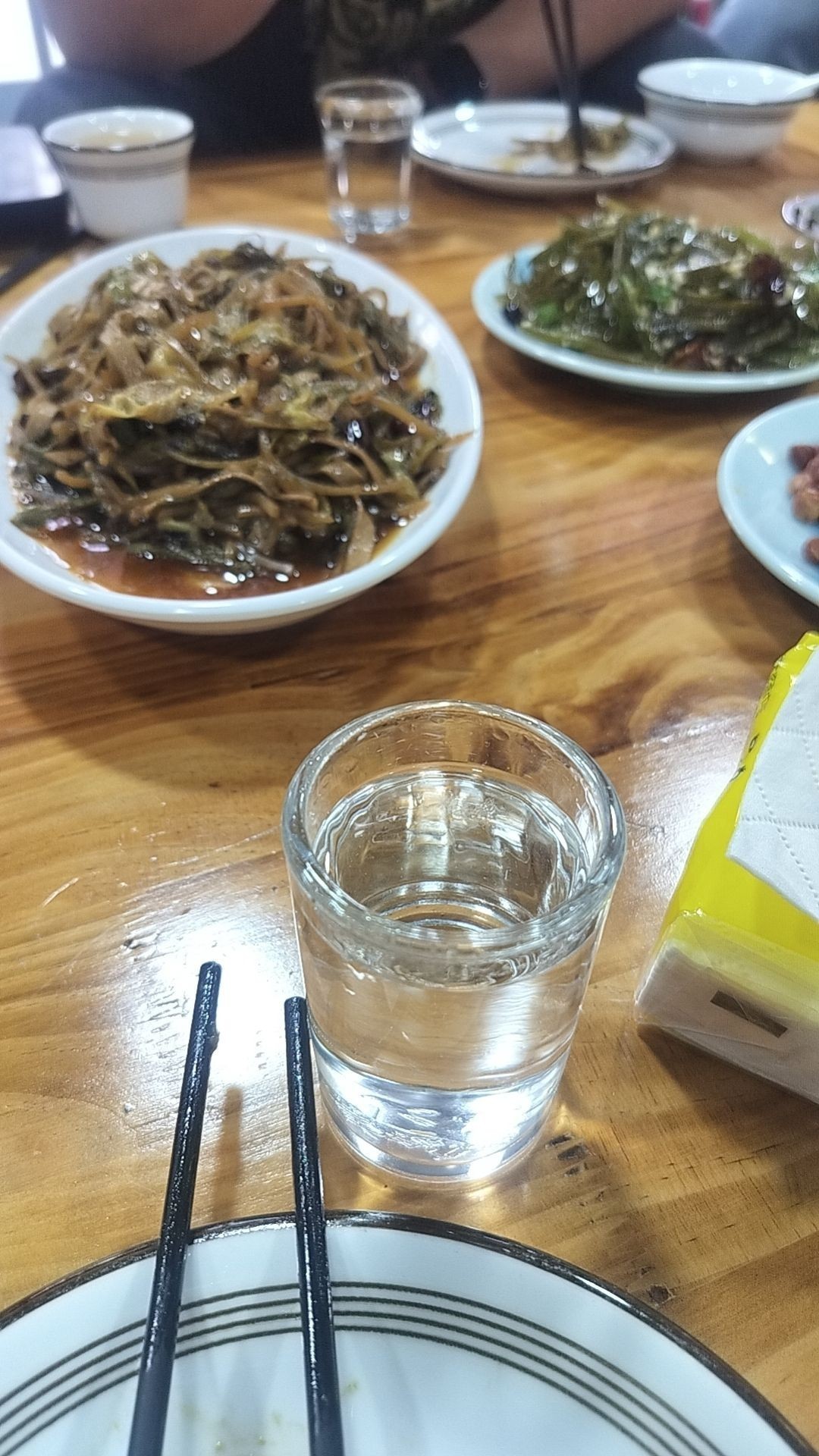 一杯又一杯（zizai評(píng)論：“一杯又一杯”不僅是一個(gè)簡(jiǎn)單的行為模式）