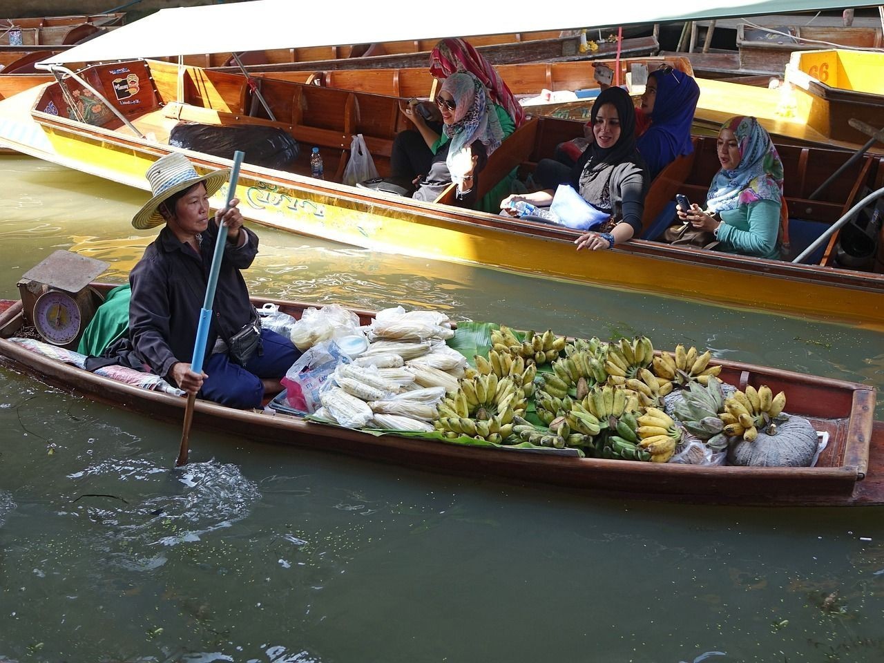 魚飼料用上浮還是下沉（魚飼料下沉的好還是浮在水上的好）（錦鯉飼料用上浮還是下沉）