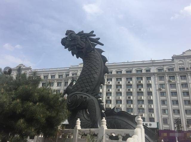 哈爾濱黑龍雕塑的寓意是什么？（哈爾濱東大直街“黑龍”雕塑背后的秘密）