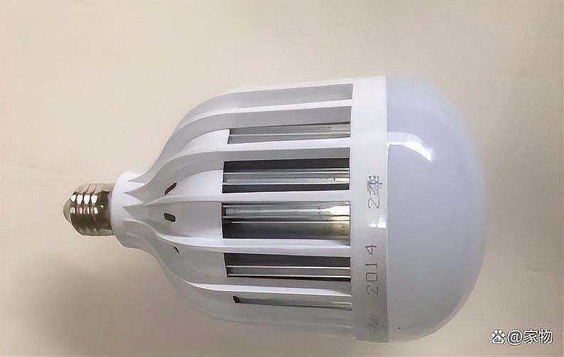 龍魚燈管和LED燈哪個更省電（龍魚燈管和led燈哪個更省電養龍魚不知道怎么選燈）