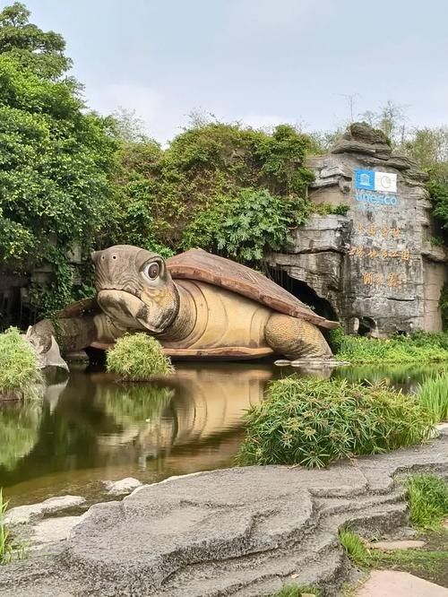 湖光巖神龜和龍魚雕像由什么材料制成（光巖神龜和龍魚雕像由哪種石材雕刻而成？）