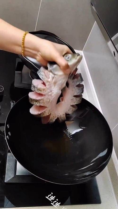 哪些蔬菜可以喂給火龍魚（哪些蔬菜可以喂給火龍魚，熱帶魚飼養(yǎng)指南） 哪些蔬菜可以喂給火龍魚（哪些蔬菜可以喂給火龍魚，熱帶魚飼養(yǎng)指南） 龍魚百科 第3張