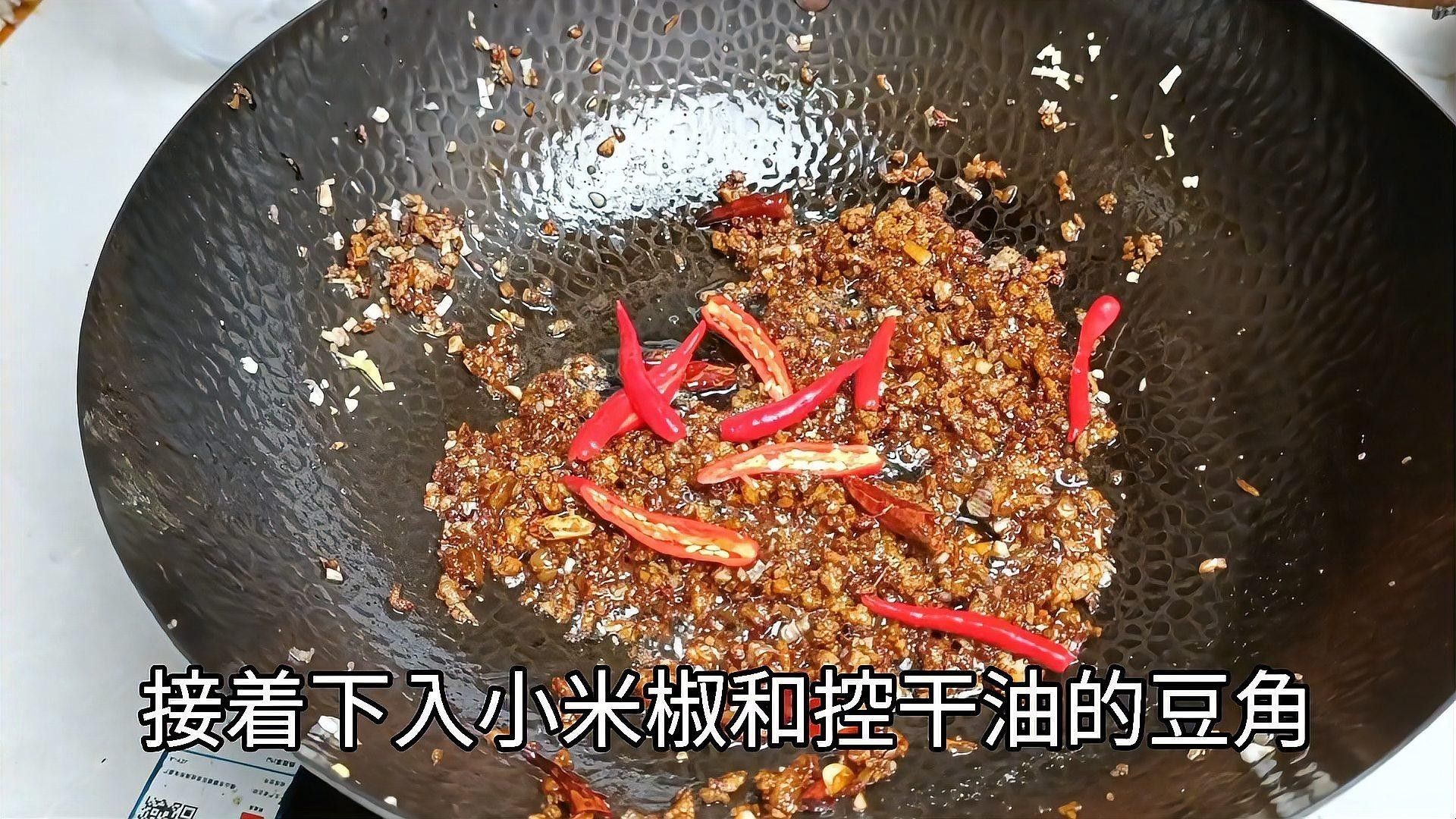 干煸菜肴炸后如何瀝油（干煸四季豆瀝油的正確做法，比飯店的還好吃大成子尋味）