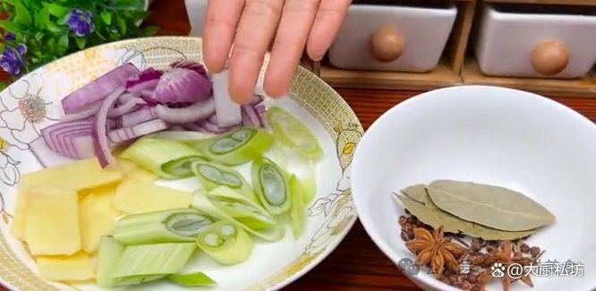 干煸菜肴炸后如何瀝油（干煸四季豆瀝油的正確做法，比飯店的還好吃大成子尋味）