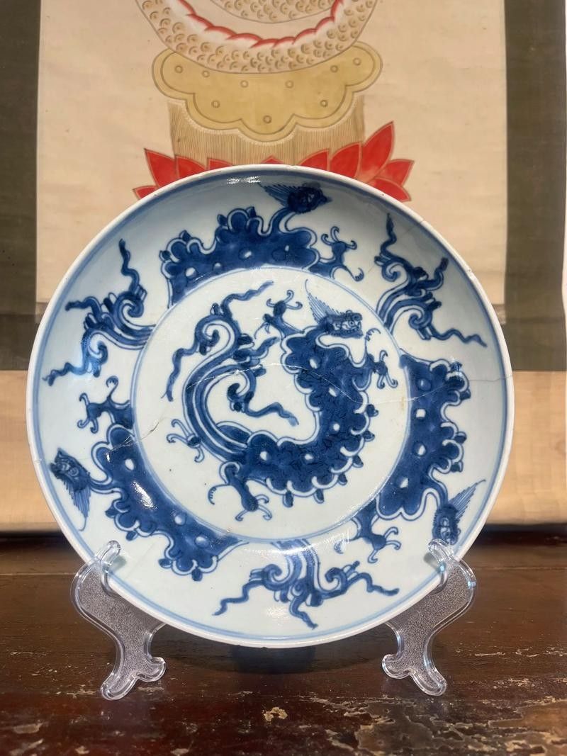 給我一些夔龍紋和蟠龍紋的瓷器圖片（夔龍紋和蟠龍紋是中國古代瓷器上常見的裝飾圖案）