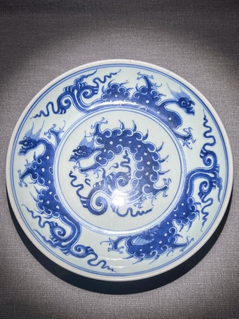 給我一些夔龍紋和蟠龍紋的瓷器圖片（夔龍紋和蟠龍紋是中國古代瓷器上常見的裝飾圖案）