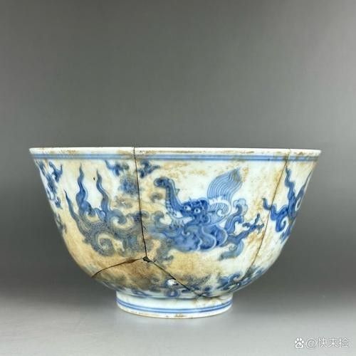 給我一些夔龍紋和蟠龍紋的瓷器圖片（夔龍紋和蟠龍紋是中國古代瓷器上常見的裝飾圖案）