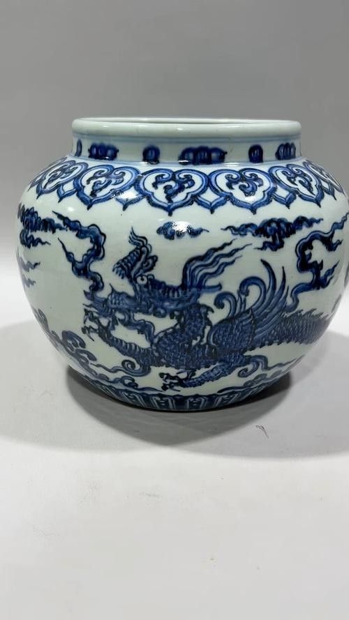 給我一些夔龍紋和蟠龍紋的瓷器圖片（夔龍紋和蟠龍紋是中國古代瓷器上常見的裝飾圖案）