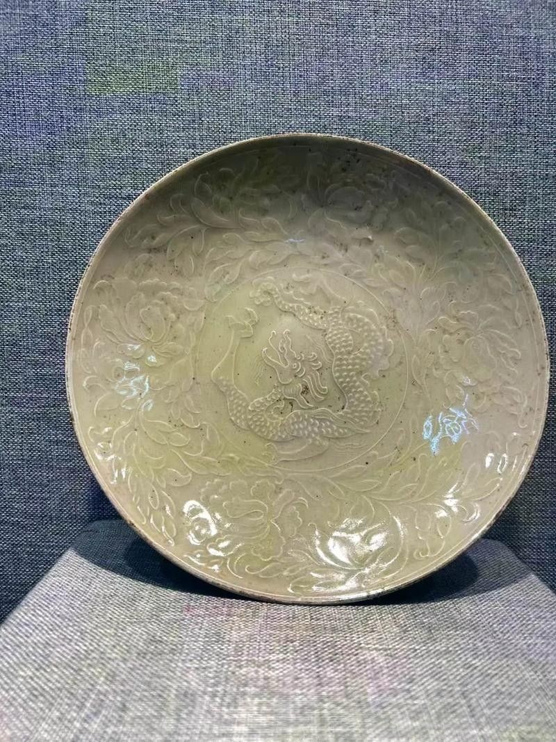 給我一些夔龍紋和蟠龍紋的瓷器圖片（夔龍紋和蟠龍紋是中國古代瓷器上常見的裝飾圖案）