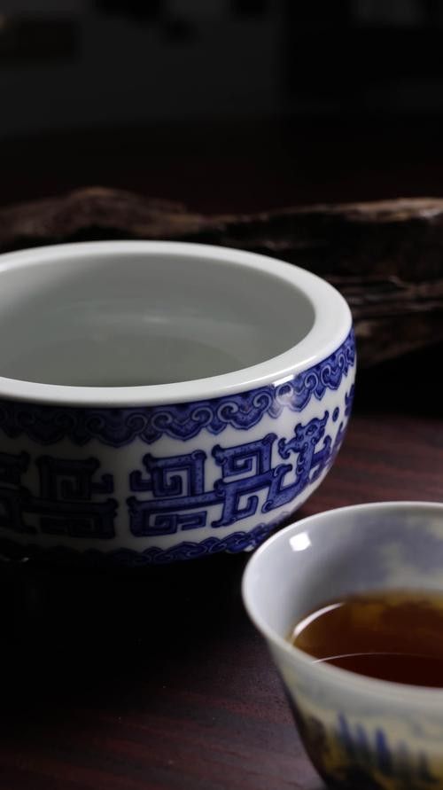 給我一些夔龍紋和蟠龍紋的瓷器圖片（夔龍紋和蟠龍紋是中國古代瓷器上常見的裝飾圖案）