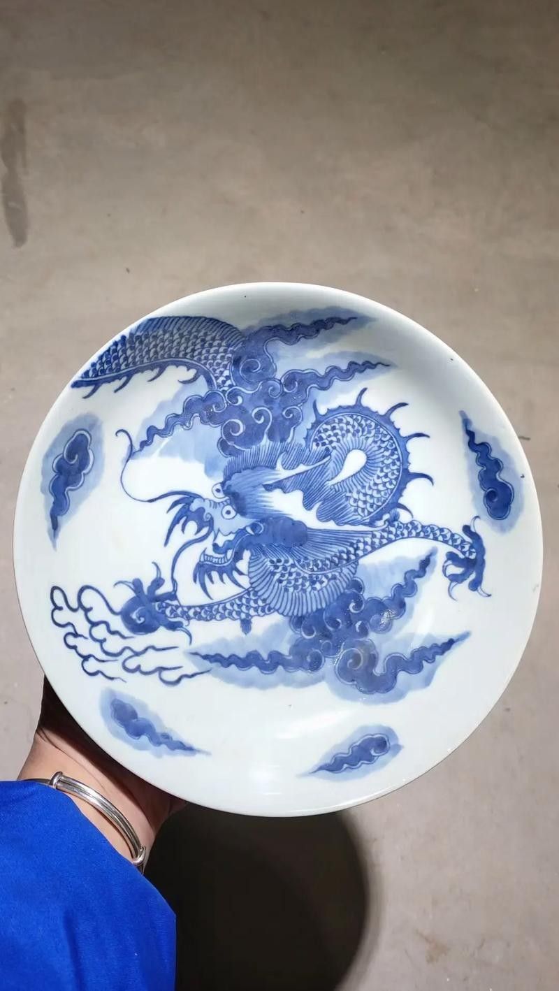 給我一些夔龍紋和蟠龍紋的瓷器圖片（夔龍紋和蟠龍紋是中國古代瓷器上常見的裝飾圖案）