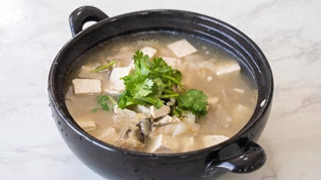 龍魚豆腐湯的具體做法步驟（龍頭魚豆腐湯怎么做百度經驗一次喝3碗的超鮮美奶白龍頭魚豆腐湯）