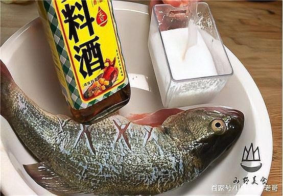 紅龍魚清蒸時(shí)如何腌制？（大廚教你一個(gè)清蒸紅龍魚技巧，鮮嫩無腥味）
