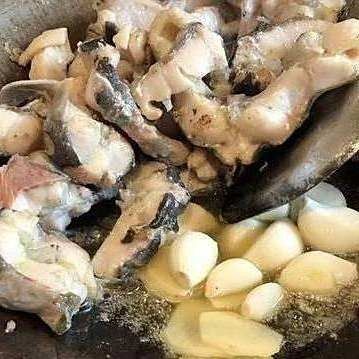 給我一些鱘龍魚切片的菜譜（家常菜美食，鱘龍魚切片需要腌制多久？）