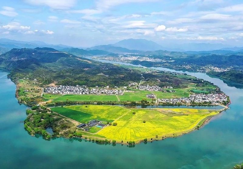 年輝漁村的環境如何？（中國東海之濱年輝漁村，環境優美，四季分明，）