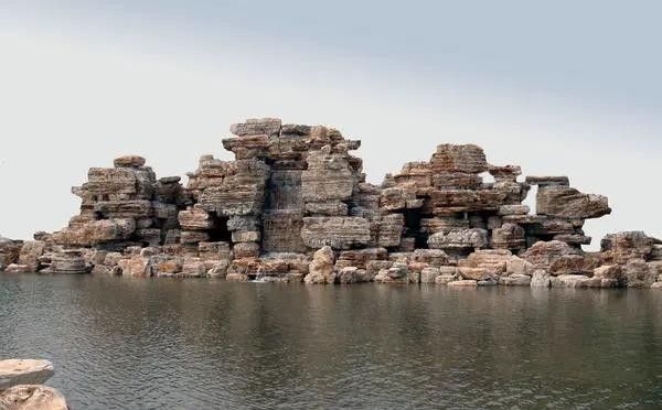 沉木和假山哪個更耐用？（臺州人工假山-假山噴泉制作廠家興超景觀制作廠家）