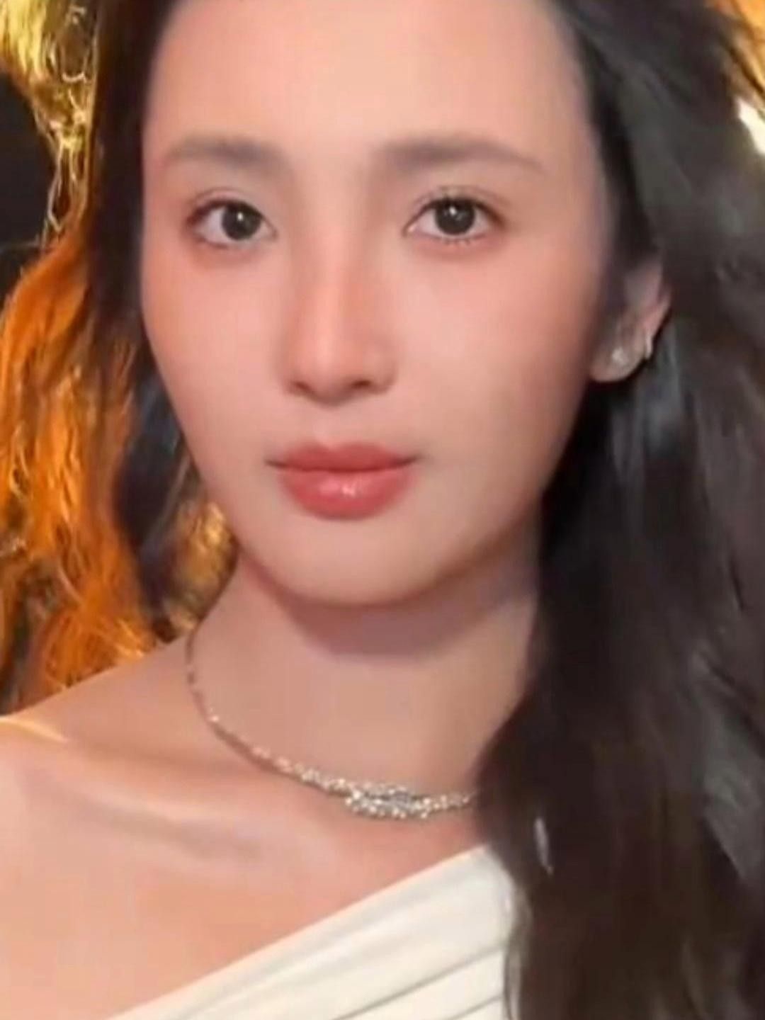 王紫璇李鴻其官宣結婚（王紫璇李鴻其官宣結婚,登封撒糖超甜蜜,三年愛情長跑聽）