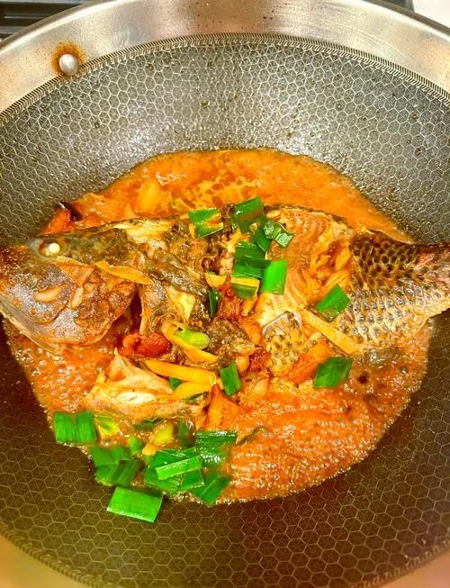 紅燒金龍魚圖片高清（紅燒金龍魚圖片高清圖片：紅燒金龍魚的烹飪步驟和成品效果）