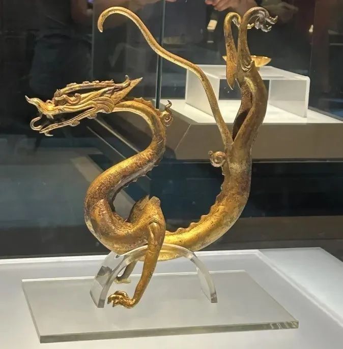 遼代金帶銅龍紋與唐代有何區(qū)別？（代金帶銅龍紋與唐代銅器上的龍紋在風(fēng)格上存在明顯的區(qū)別）