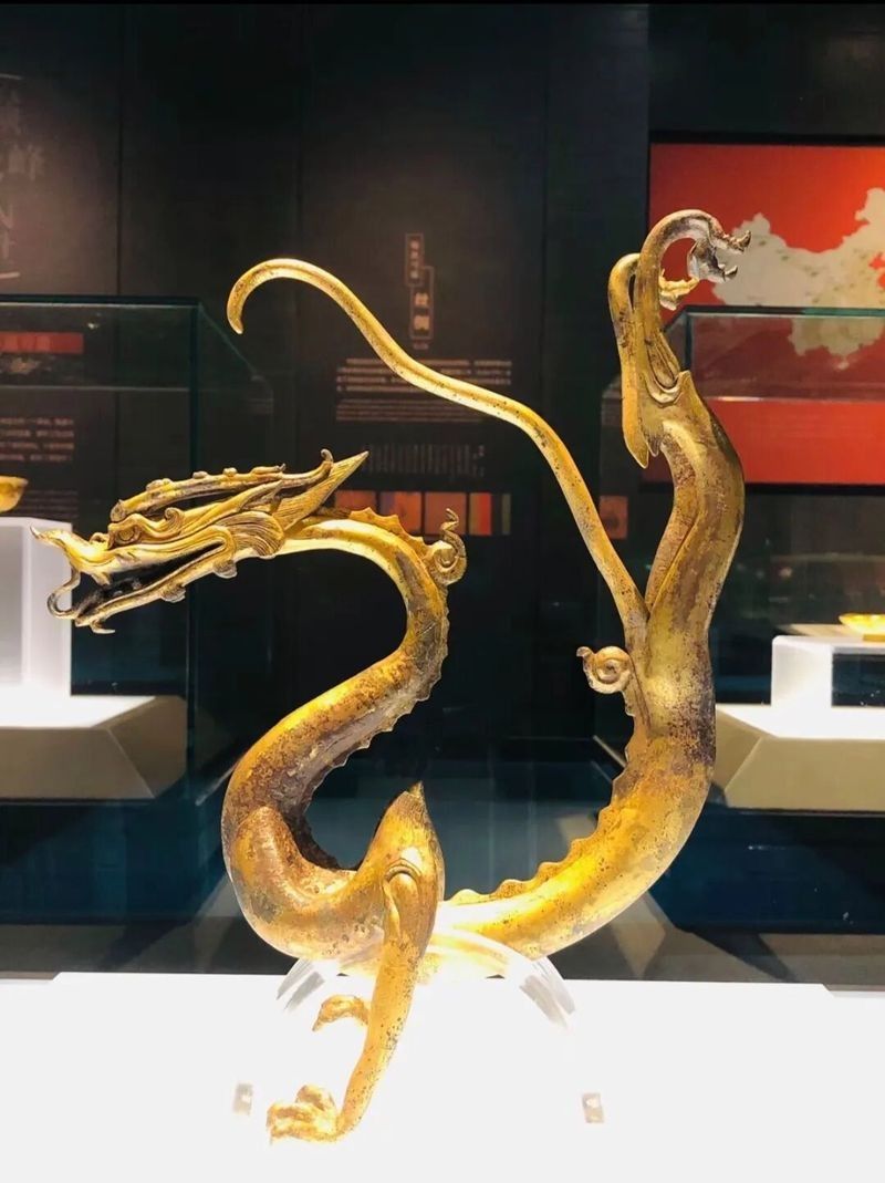 遼代金帶銅龍紋與唐代有何區別？（代金帶銅龍紋與唐代銅器上的龍紋在風格上存在明顯的區別）