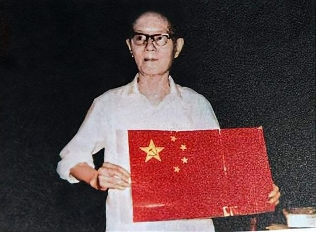 紅底黑龍旗的設計者是誰？（“國旗之父”曾聯(lián)松設計五星紅旗的故事）