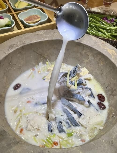云南蒸汽石鍋魚圖片