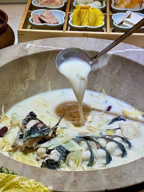 云南蒸汽石鍋魚圖片