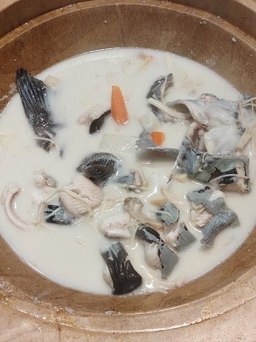 云南蒸汽石鍋魚圖片