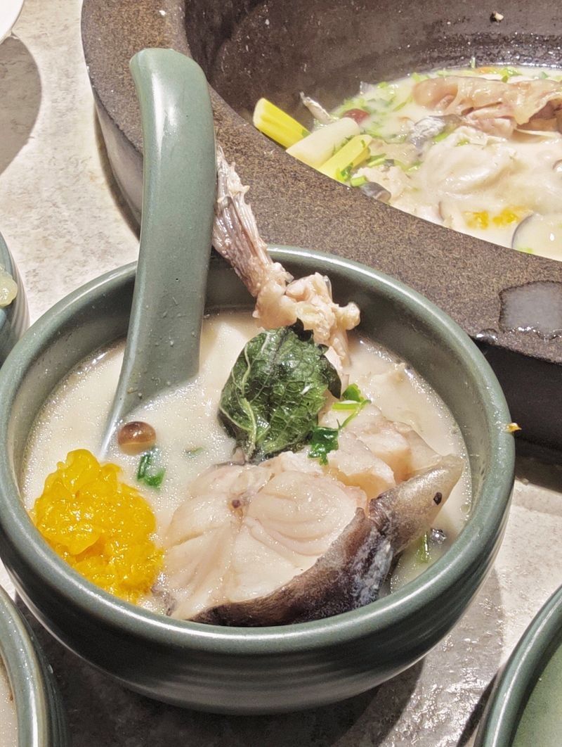 云南蒸汽石鍋魚圖片