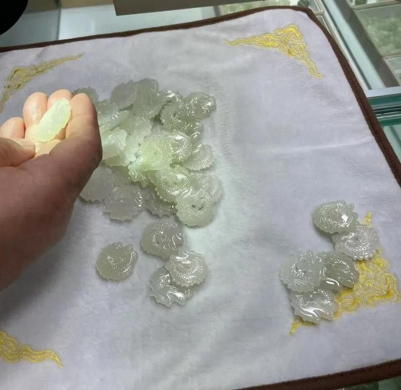 和田玉龍魚吊墜有哪些款式（和田玉龍魚吊墜哪個品牌好和田玉龍魚吊墜寓意深刻）